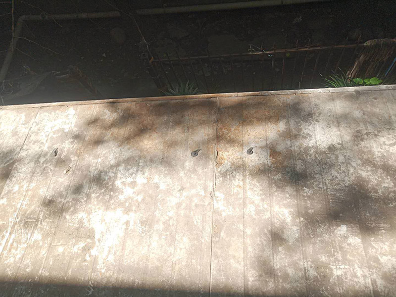 雨棚防水施工：1、待軟性防水層充分冷卻后，將塑料彩條棚布鋪設(shè)其上形成浮筑層(兩塊棚布須重疊)，起剛性水泥層和軟性防水層滑動(dòng)間隔用。 2、鋪設(shè)5厘米厚的細(xì)石混凝土，內(nèi)用4毫米直徑的鐵絲結(jié)成孔徑小于10&times;10厘米的鐵絲網(wǎng)，加強(qiáng)混凝土的抗拉力。 3、剛性水泥層與女兒墻、立墻間留分格縫，可有效地防止其開裂。 4、大面積屋頂須設(shè)置分格縫，縫隙2厘米，鋼筋在分格縫必須分開?；炷脸浞指赏负?，分格縫內(nèi)清掃干凈，并填充防水油膏。分格縫因順坡度設(shè)置并錯(cuò)開軟性防水層接縫。因分格縫的防水質(zhì)量難保證，必須嚴(yán)格操作。 5、剛性層鋪設(shè)時(shí)，表面必須形成坡度，加快積水排出屋面。 整個(gè)防水屋面鋪設(shè)完畢后，防水層由七層組成：防水油膏、油毛氈、防水油膏、油毛氈、防水油膏、塑料彩條棚布、混凝土。