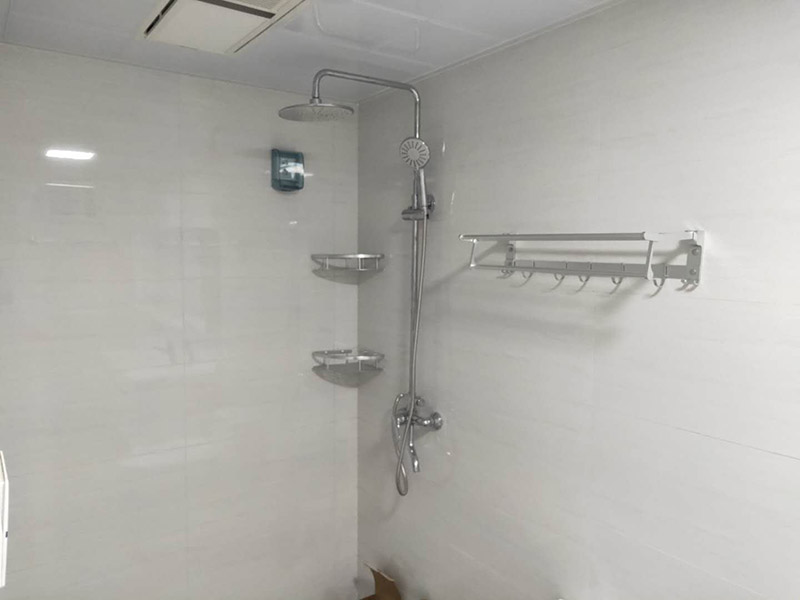 浴室柜花灑安裝：掛墻式帶花灑的浴室柜安裝方法：首先檢查墻體是否實芯（否則改用落地式），按選定的孔位，用沖擊鉆在墻面上打孔（安裝完臺面距地面83cm），將掛墻配件中的塞了裝入孔中，再用自攻螺絲將柜與封面鎖緊，也可用膨脹螺絲安裝。柜子安裝完畢后，再把臺面盆對準棋局子的木笱，調(diào)節(jié)放平。 落地式帶花灑的浴室柜安裝方法：柜體橫放，將柜肢組件通過雙頭螺桿擰在固定片上，然后放平柜子擺適當?shù)奈恢茫衲_盡量往外側(cè)模板靠，使柜體受力均衡。并通過地腳螺絲調(diào)整到水平。擺放時看四個腳是否平穩(wěn)。如不在同一水平線上，柜體受力不均勻，線條扭曲，不但影響美觀，而且影響使用壽命。