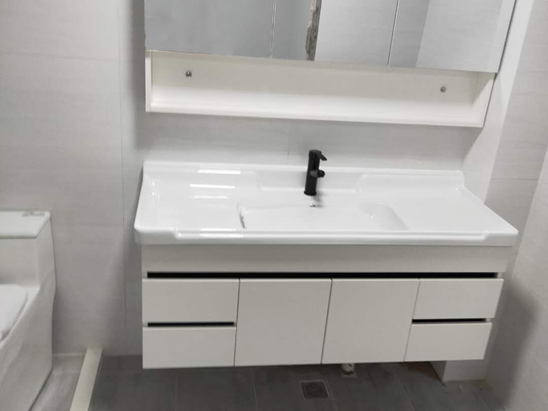 浴室柜花灑安裝：掛墻式帶花灑的浴室柜安裝方法：首先檢查墻體是否實芯（否則改用落地式），按選定的孔位，用沖擊鉆在墻面上打孔（安裝完臺面距地面83cm），將掛墻配件中的塞了裝入孔中，再用自攻螺絲將柜與封面鎖緊，也可用膨脹螺絲安裝。柜子安裝完畢后，再把臺面盆對準棋局子的木笱，調(diào)節(jié)放平。 落地式帶花灑的浴室柜安裝方法：柜體橫放，將柜肢組件通過雙頭螺桿擰在固定片上，然后放平柜子擺適當?shù)奈恢?，柜腳盡量往外側(cè)模板靠，使柜體受力均衡。并通過地腳螺絲調(diào)整到水平。擺放時看四個腳是否平穩(wěn)。如不在同一水平線上，柜體受力不均勻，線條扭曲，不但影響美觀，而且影響使用壽命。