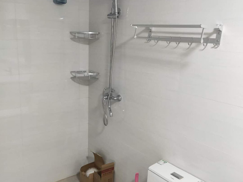 浴室柜花灑安裝：掛墻式帶花灑的浴室柜安裝方法：首先檢查墻體是否實芯（否則改用落地式），按選定的孔位，用沖擊鉆在墻面上打孔（安裝完臺面距地面83cm），將掛墻配件中的塞了裝入孔中，再用自攻螺絲將柜與封面鎖緊，也可用膨脹螺絲安裝。柜子安裝完畢后，再把臺面盆對準棋局子的木笱，調(diào)節(jié)放平。 落地式帶花灑的浴室柜安裝方法：柜體橫放，將柜肢組件通過雙頭螺桿擰在固定片上，然后放平柜子擺適當?shù)奈恢茫衲_盡量往外側(cè)模板靠，使柜體受力均衡。并通過地腳螺絲調(diào)整到水平。擺放時看四個腳是否平穩(wěn)。如不在同一水平線上，柜體受力不均勻，線條扭曲，不但影響美觀，而且影響使用壽命。