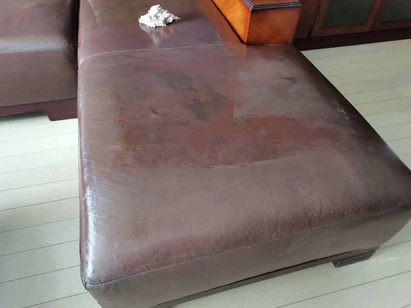 真皮沙發(fā)維修翻新：1、上漆翻新：如果皮沙發(fā)表面只是臟污、脫色、磨損老化、折痕、碎裂、裂痕，就可以采用上漆翻新的方法，上漆翻新便是將皮沙發(fā)表面磨損、破裂修補(bǔ)修復(fù)好，然后調(diào)配與沙發(fā)原來一樣顏色的皮革漆，重新為皮沙發(fā)上一次漆，讓皮沙發(fā)恢復(fù)全新的色彩。 2、貼皮翻新：對(duì)于表面破損嚴(yán)重、破裂成洞的皮沙發(fā)，就可以采用貼皮翻新方法，就是為沙發(fā)破損嚴(yán)重的部位重新貼上一層新的皮革，然后再為沙發(fā)重新上漆讓它恢復(fù)一樣相同的顏色。也可以全套沙發(fā)貼皮翻新，不需要拆開沙發(fā)就可為沙發(fā)換上一層全新的皮面。