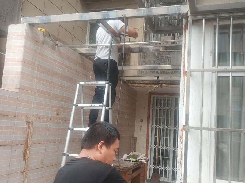 頂棚安裝維修：首先應(yīng)在墻面彈出標(biāo)高線,在墻的兩端固定壓線條,用水泥釘與墻面固定牢固。 依據(jù)設(shè)計(jì)標(biāo)高，沿墻面四周彈線，作為頂棚安裝的標(biāo)準(zhǔn)線，其水平允許偏差±5毫米。      遇藻井吊頂時(shí),應(yīng)從下固定壓條,陰陽(yáng)角用壓條連接。注意預(yù)留出照明線的出口。吊頂面積大時(shí),應(yīng)在中間鋪設(shè)龍骨。      吊點(diǎn)間距應(yīng)當(dāng)復(fù)驗(yàn)，一般不上人吊頂為1200~1500毫米，上人吊頂為900~1200毫米。      面板安裝前應(yīng)對(duì)安裝完的龍骨和面板板材進(jìn)行檢查，符合要求后再進(jìn)行安裝。