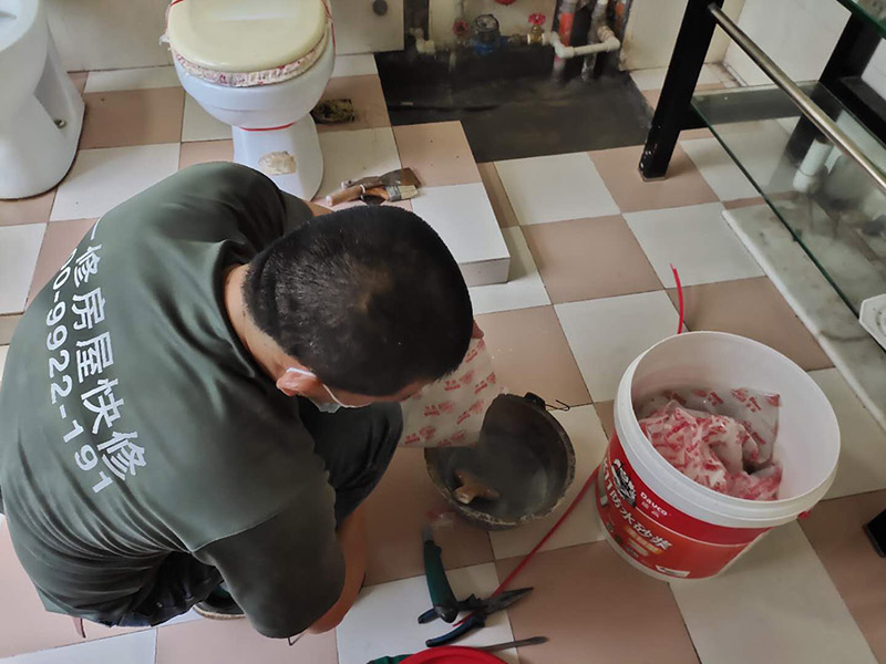 管道漏水修補(bǔ):先找到有裂縫砂眼的地方，金屬管道漏水時(shí)，地面會(huì)有潮濕痕跡，就能看到漏水的位置在什么地方。找到漏水的位置，做好標(biāo)記，先斷水 。斷水后，用砂紙打磨下管道外面，除去管道表面的浮砂、污物，然后對(duì)氣孔、砂眼盡可能用銼刀、手動(dòng)砂輪粗化，并用清潔劑擦拭干凈、熱風(fēng)機(jī)吹干，保持粘接面的干燥。均勻涂抹到裂縫砂眼表面，等待其自然固化。膠體完全固化后，若進(jìn)行噴砂處理表面效果會(huì)更好。當(dāng)用于密封堵漏時(shí)，盡可能將密封缺陷處除砂、除污、除銹，然后涂膠。