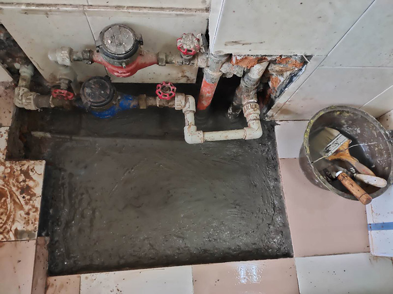 管道漏水修補(bǔ):先找到有裂縫砂眼的地方，金屬管道漏水時(shí)，地面會(huì)有潮濕痕跡，就能看到漏水的位置在什么地方。找到漏水的位置，做好標(biāo)記，先斷水 。斷水后，用砂紙打磨下管道外面，除去管道表面的浮砂、污物，然后對(duì)氣孔、砂眼盡可能用銼刀、手動(dòng)砂輪粗化，并用清潔劑擦拭干凈、熱風(fēng)機(jī)吹干，保持粘接面的干燥。均勻涂抹到裂縫砂眼表面，等待其自然固化。膠體完全固化后，若進(jìn)行噴砂處理表面效果會(huì)更好。當(dāng)用于密封堵漏時(shí)，盡可能將密封缺陷處除砂、除污、除銹，然后涂膠。