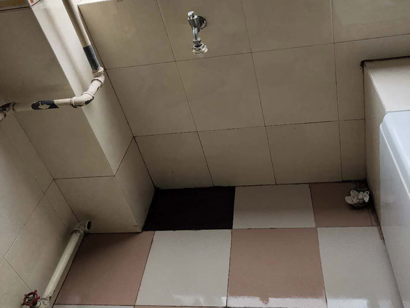 管道漏水修補(bǔ):先找到有裂縫砂眼的地方，金屬管道漏水時(shí)，地面會(huì)有潮濕痕跡，就能看到漏水的位置在什么地方。找到漏水的位置，做好標(biāo)記，先斷水 。斷水后，用砂紙打磨下管道外面，除去管道表面的浮砂、污物，然后對(duì)氣孔、砂眼盡可能用銼刀、手動(dòng)砂輪粗化，并用清潔劑擦拭干凈、熱風(fēng)機(jī)吹干，保持粘接面的干燥。均勻涂抹到裂縫砂眼表面，等待其自然固化。膠體完全固化后，若進(jìn)行噴砂處理表面效果會(huì)更好。當(dāng)用于密封堵漏時(shí)，盡可能將密封缺陷處除砂、除污、除銹，然后涂膠。