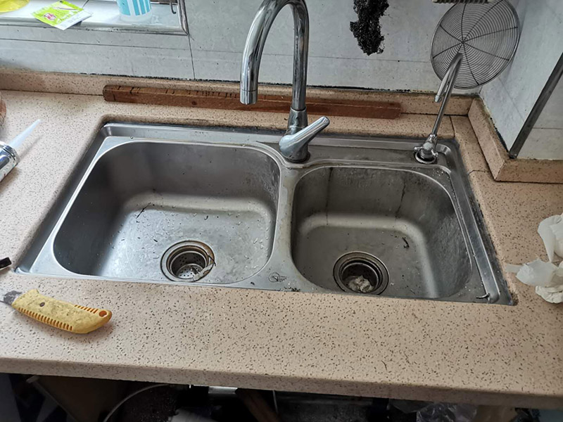 水槽拆除維修：在更換之前可以先把總的開關關閉，如果，廚房水龍頭的下方沒有總的開關，則需要到外面或者是陽臺水塔把總的開關關閉。關閉水源開關之后，請到注水管往上，找到水龍頭的水管的接口處，需要捏住水管上方的金屬接頭，用力往左右旋轉幾下，把原來舊的水龍頭拆下來。將水管拆掉之后，請用手握住這個水龍頭，再往左右旋轉，把水龍頭扭松。把水龍頭扭松之后，就可以輕易的把水龍頭下方的塑料旋鈕拆下來。然后就可以把整個水龍頭都拆下來了。把新的水龍頭直接裝上去就可以了，然后打開總的開關進行測試其使用情況。