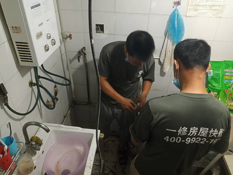 水管更換維修:首先，應(yīng)先關(guān)掉自來水閥門，再觀察漏水點，查看破裂處是什么狀況其次，觀察破裂處嚴(yán)重程度，如果只是有裂紋了，從裂紋往外溢水的話，就簡單了，可以去門口的五金店買來專門用于修補(bǔ)塑料管破裂的膠水，千萬要注意不要隨便使用膠水，要用專業(yè)的不會污染水質(zhì)的特殊膠水。