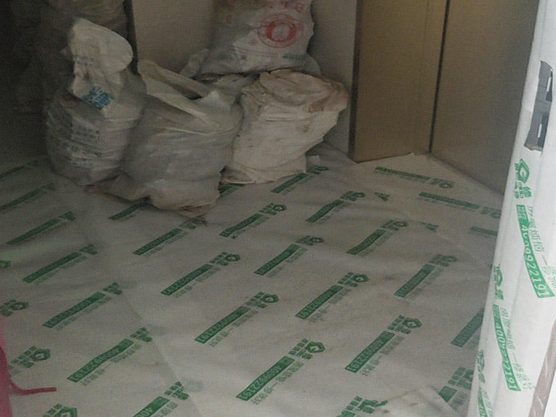 陽臺改造成品保護：各種裝修物料的進場以及各種建筑裝修垃圾的清理，都會經(jīng)過入戶門，這些物品在搬運的過程中，難免會和入戶門發(fā)生磕碰，造成入戶門的磕碰劃傷，所以，第一個需要做好成品保護的地方就是入戶門。 做法：在裝修開工前直到家具進場期間，都需要對入戶門進行保護！可以使用成品保護膜將門包裹。 在進行木門、櫥柜、家具等的相關(guān)的安裝或組裝的過程中，成品保護主要體現(xiàn)在兩個方面：一是原有的墻面、地面裝飾的保護，盡量避免因為這些安裝工程對已裝的部分造成破壞；二是安裝的物品本身的保護，注意不要在安裝過程中造成磕碰、劃傷等損傷。 好處：1.美觀；2.避免后期刮膩子滴到柜子上；3.避免后期安裝碰到，導(dǎo)致油漆脫落和刮痕；4.防塵。