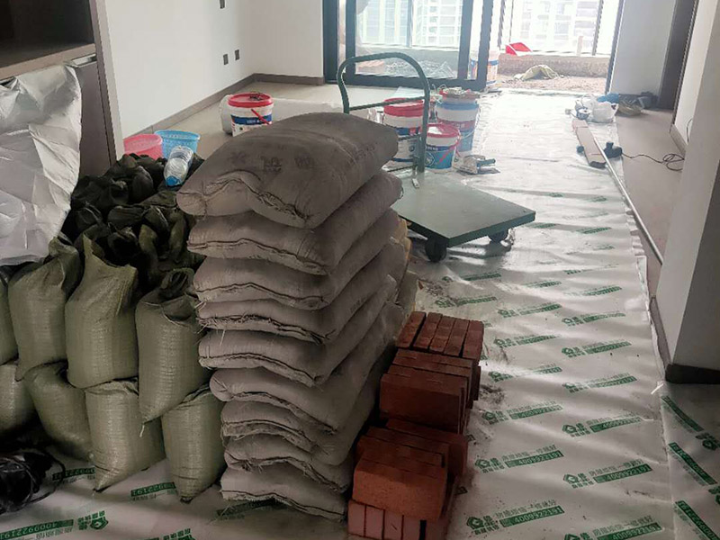 陽臺改造成品保護：各種裝修物料的進場以及各種建筑裝修垃圾的清理，都會經(jīng)過入戶門，這些物品在搬運的過程中，難免會和入戶門發(fā)生磕碰，造成入戶門的磕碰劃傷，所以，第一個需要做好成品保護的地方就是入戶門。 做法：在裝修開工前直到家具進場期間，都需要對入戶門進行保護！可以使用成品保護膜將門包裹。 在進行木門、櫥柜、家具等的相關(guān)的安裝或組裝的過程中，成品保護主要體現(xiàn)在兩個方面：一是原有的墻面、地面裝飾的保護，盡量避免因為這些安裝工程對已裝的部分造成破壞；二是安裝的物品本身的保護，注意不要在安裝過程中造成磕碰、劃傷等損傷。 好處：1.美觀；2.避免后期刮膩子滴到柜子上；3.避免后期安裝碰到，導(dǎo)致油漆脫落和刮痕；4.防塵。