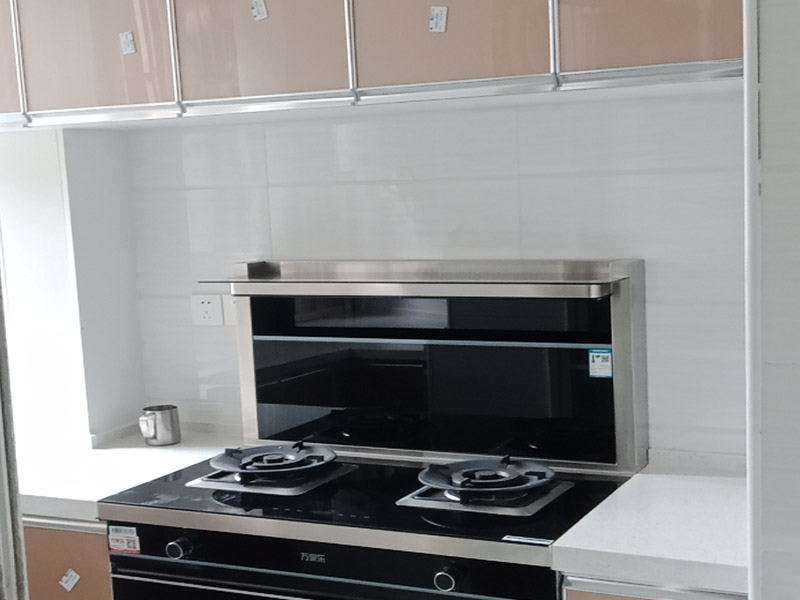 廚房改造翻新：首先就是要對它進行空間改造、水路改造和磚墻翻新這幾處一定要提前做好準備和進行規(guī)劃才行。廚房的上水部分那么可以把它更換成PPR之類新型管材，然后再把它進行暗埋，但是廚房的下水部分，這個地方也是不能進行改動的，如果一定要進行改動，記住一定要咨詢清楚物業(yè)再動手。規(guī)劃好管道它的長度，同時還要考慮到它貼到墻面磚后的后尺寸,特別是出墻后那個直接水龍頭的管道更加要注意。除此以外，管道的走向一定要注意避開入墻的電線管,這樣才能避免日后水管破裂帶來一些漏水影響。做好閉水試驗。那么這項最好就是在排水改造前進行。