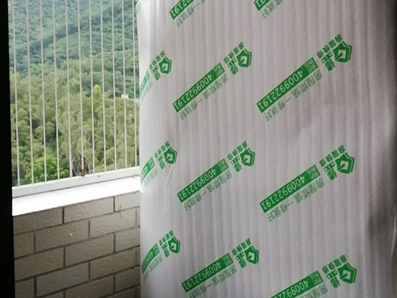 地面家具保護(hù):實(shí)木地板相比較其他地面裝飾材料更加容易受到磨損或是劃傷，而施工操作過程中通常剛回進(jìn)行物件的移動。此外施工人員還會時(shí)長爬上爬下，若有不慎，尖銳的施工工具也可能掉落地面。因此，還是要告誡施工人員小心施工，防止因?yàn)榕e止的不慎而導(dǎo)致地面裝飾材料出現(xiàn)破損。  一旦地板有凹陷或是其他劃傷等，極容易破壞美觀，并且會影響使用心情和日后的家居生活。若想維修則又需進(jìn)行大面積施工，得不償失。
