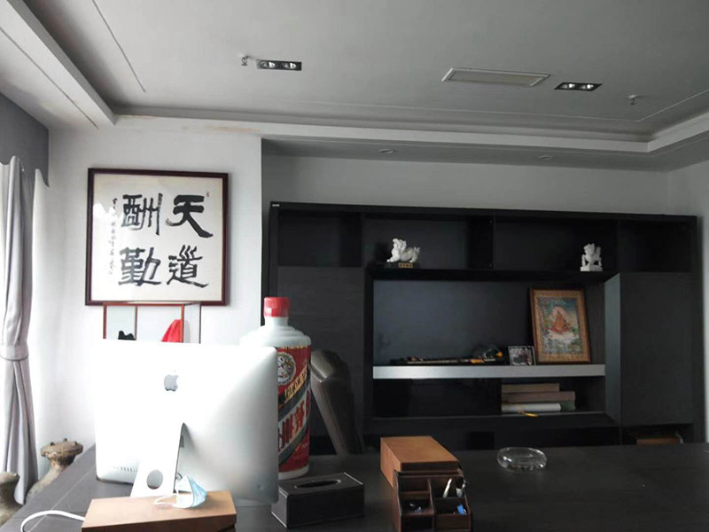 辦公室掛畫安裝：辦公室裝飾畫可以說是非常普遍的，不管是公司老板還是部門經(jīng)理，辦公室都還不會(huì)缺少一幅字畫，辦公室掛畫不僅是一種裝飾，更多情況下是為了改善風(fēng)水，尤其是生意人，更加注重辦公室的風(fēng)水，弱想使得辦公室風(fēng)水旺，掛畫是遠(yuǎn)遠(yuǎn)不夠的，重點(diǎn)要看怎么掛。 辦公室內(nèi)掛一好的字畫作品，一幅好的風(fēng)水掛畫所起的作品至關(guān)重要。好的字畫合適的擺放位置，合適的布局能為主人招財(cái)納福，能為主人增加運(yùn)勢，會(huì)加持好的磁場。