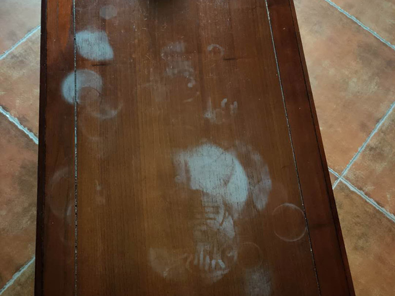 家具補(bǔ)漆服務(wù):1.家具維修 填補(bǔ)平整光滑,不能使其變形 2.維修處調(diào)色上色上光 根據(jù)觀察家具,必須辨別漆色、混合色、二層色、三層色,再相應(yīng)處理。 3.光澤處理 必須根據(jù)家具的亮亞光,打磨,拋光,上亮光水等,使用輔料可以是蠟,研磨劑。 4.填補(bǔ)操作: 先將502膠水澆在需要填補(bǔ)處。用碎木屑填上需要補(bǔ)處,澆上502膠水。