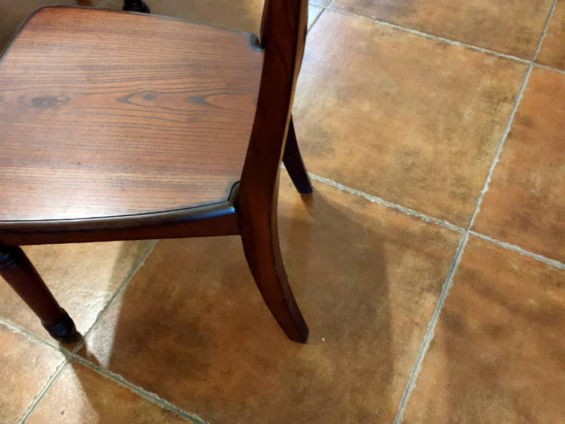 家具補(bǔ)漆服務(wù):1.家具維修 填補(bǔ)平整光滑,不能使其變形 2.維修處調(diào)色上色上光 根據(jù)觀察家具,必須辨別漆色、混合色、二層色、三層色,再相應(yīng)處理。 3.光澤處理 必須根據(jù)家具的亮亞光,打磨,拋光,上亮光水等,使用輔料可以是蠟,研磨劑。 4.填補(bǔ)操作: 先將502膠水澆在需要填補(bǔ)處。用碎木屑填上需要補(bǔ)處,澆上502膠水。