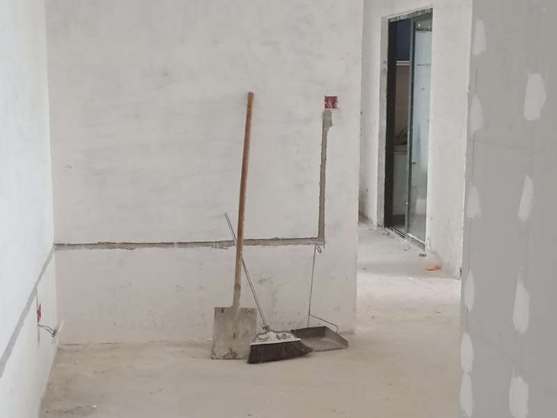 老房子改造裝修:舊墻面在翻新前一定要做墻面基底處理，粉化嚴重的要全部鏟除，鏟除后抹上一層白水泥，原來墻面過于光滑、刷過油漆的鏟除后還要做打磨處理，把粘結不牢的表皮去掉，便于新涂料和墻體粘結。 墻面底漆的作用是抗堿防潮、封固基材、保護面漆，提高面漆的質感和遮蓋力，對于老房翻新，墻面一定要做底漆，如果沒有刷底漆就直接上面漆的話，時間一長墻面容易起泡、發(fā)霉，太陽照曬時間長了也容易變色。 已經(jīng)上好面漆的墻面要修補會比較麻煩，容易產(chǎn)生色差，材料的使用時間不同，質量也難以保證，很難達到理想效果。 所以墻面的修補最好是整塊墻面，或是盡可能地選擇較大面積進行修補，這樣可以盡量避免產(chǎn)生色差，修補后的質量也更好。