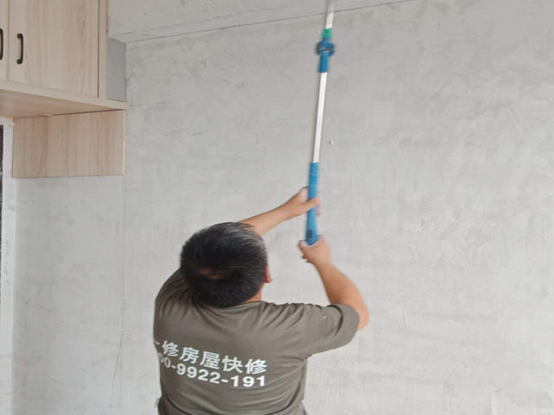 老房子改造裝修:舊墻面在翻新前一定要做墻面基底處理，粉化嚴重的要全部鏟除，鏟除后抹上一層白水泥，原來墻面過于光滑、刷過油漆的鏟除后還要做打磨處理，把粘結不牢的表皮去掉，便于新涂料和墻體粘結。 墻面底漆的作用是抗堿防潮、封固基材、保護面漆，提高面漆的質感和遮蓋力，對于老房翻新，墻面一定要做底漆，如果沒有刷底漆就直接上面漆的話，時間一長墻面容易起泡、發(fā)霉，太陽照曬時間長了也容易變色。 已經(jīng)上好面漆的墻面要修補會比較麻煩，容易產(chǎn)生色差，材料的使用時間不同，質量也難以保證，很難達到理想效果。 所以墻面的修補最好是整塊墻面，或是盡可能地選擇較大面積進行修補，這樣可以盡量避免產(chǎn)生色差，修補后的質量也更好。