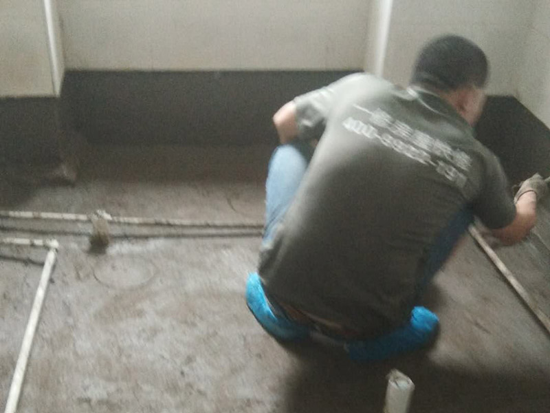 衛(wèi)生間拆除翻新：在敲磚正式開始之前需要做一些準備工作，包括施工用電設(shè)置和施工工具的準備。事前準備做好了，后面的工序才能有條不紊地進行。沖擊電鉆是墻面敲磚的重要工具，與傳統(tǒng)的用手錘和鋼鏨敲擊方式不同，用沖擊電鉆施工方便快捷。沖擊電鉆的鉆頭還可以根據(jù)施工需要自由更換。在敲磚施工過程中，梯子作為輔助的工具，除了有幫助敲墻面上方的瓷磚的作用，還有用來架起臨時插座的作用，以免用電插座和電線被掉下來的瓷磚遮掩或壓壞，造成施工意外。 衛(wèi)生間拆改時，會將原有地磚鑿去，一定要用水泥砂漿將地面找平，然后再做防水處理。這樣可以避免防水涂料因薄厚不均而造成滲漏。衛(wèi)生間墻地面之間的接縫以及上下水管道與地面的接縫處，是最容易出問題的地方，因此在衛(wèi)生間番細膩時要注意接縫處要刷到位，這樣的細節(jié)不容小覷。