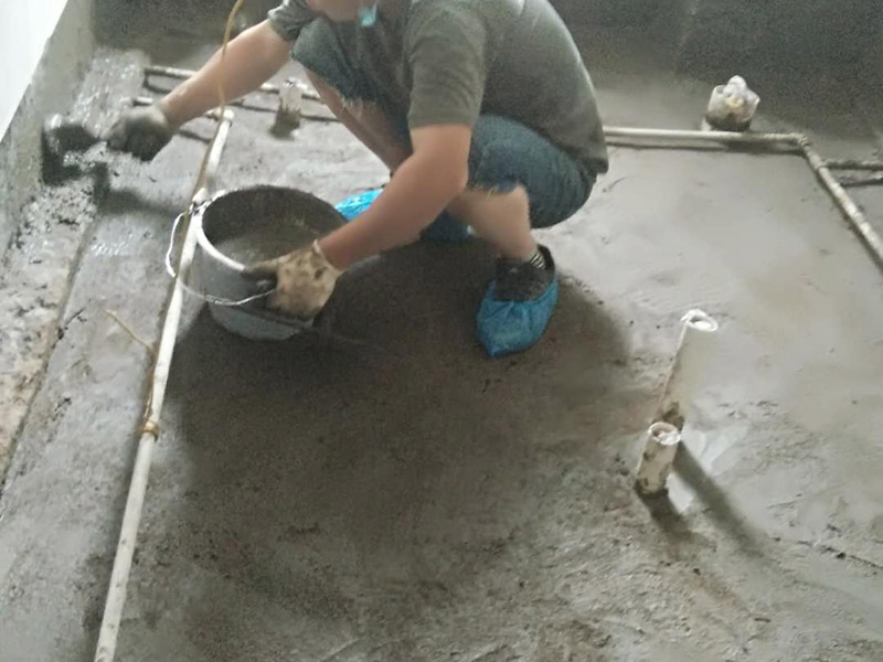 衛(wèi)生間拆除翻新：在敲磚正式開始之前需要做一些準備工作，包括施工用電設(shè)置和施工工具的準備。事前準備做好了，后面的工序才能有條不紊地進行。沖擊電鉆是墻面敲磚的重要工具，與傳統(tǒng)的用手錘和鋼鏨敲擊方式不同，用沖擊電鉆施工方便快捷。沖擊電鉆的鉆頭還可以根據(jù)施工需要自由更換。在敲磚施工過程中，梯子作為輔助的工具，除了有幫助敲墻面上方的瓷磚的作用，還有用來架起臨時插座的作用，以免用電插座和電線被掉下來的瓷磚遮掩或壓壞，造成施工意外。 衛(wèi)生間拆改時，會將原有地磚鑿去，一定要用水泥砂漿將地面找平，然后再做防水處理。這樣可以避免防水涂料因薄厚不均而造成滲漏。衛(wèi)生間墻地面之間的接縫以及上下水管道與地面的接縫處，是最容易出問題的地方，因此在衛(wèi)生間番細膩時要注意接縫處要刷到位，這樣的細節(jié)不容小覷。