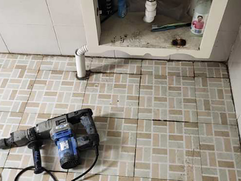 衛(wèi)生間拆除翻新：在敲磚正式開始之前需要做一些準備工作，包括施工用電設(shè)置和施工工具的準備。事前準備做好了，后面的工序才能有條不紊地進行。沖擊電鉆是墻面敲磚的重要工具，與傳統(tǒng)的用手錘和鋼鏨敲擊方式不同，用沖擊電鉆施工方便快捷。沖擊電鉆的鉆頭還可以根據(jù)施工需要自由更換。在敲磚施工過程中，梯子作為輔助的工具，除了有幫助敲墻面上方的瓷磚的作用，還有用來架起臨時插座的作用，以免用電插座和電線被掉下來的瓷磚遮掩或壓壞，造成施工意外。 衛(wèi)生間拆改時，會將原有地磚鑿去，一定要用水泥砂漿將地面找平，然后再做防水處理。這樣可以避免防水涂料因薄厚不均而造成滲漏。衛(wèi)生間墻地面之間的接縫以及上下水管道與地面的接縫處，是最容易出問題的地方，因此在衛(wèi)生間番細膩時要注意接縫處要刷到位，這樣的細節(jié)不容小覷。