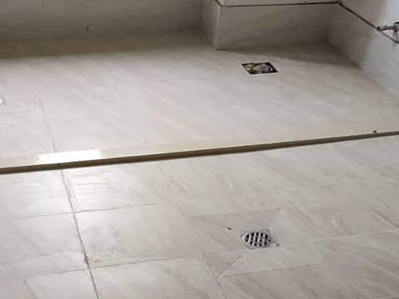 衛(wèi)生間拆除翻新：在敲磚正式開始之前需要做一些準備工作，包括施工用電設(shè)置和施工工具的準備。事前準備做好了，后面的工序才能有條不紊地進行。沖擊電鉆是墻面敲磚的重要工具，與傳統(tǒng)的用手錘和鋼鏨敲擊方式不同，用沖擊電鉆施工方便快捷。沖擊電鉆的鉆頭還可以根據(jù)施工需要自由更換。在敲磚施工過程中，梯子作為輔助的工具，除了有幫助敲墻面上方的瓷磚的作用，還有用來架起臨時插座的作用，以免用電插座和電線被掉下來的瓷磚遮掩或壓壞，造成施工意外。 衛(wèi)生間拆改時，會將原有地磚鑿去，一定要用水泥砂漿將地面找平，然后再做防水處理。這樣可以避免防水涂料因薄厚不均而造成滲漏。衛(wèi)生間墻地面之間的接縫以及上下水管道與地面的接縫處，是最容易出問題的地方，因此在衛(wèi)生間番細膩時要注意接縫處要刷到位，這樣的細節(jié)不容小覷。