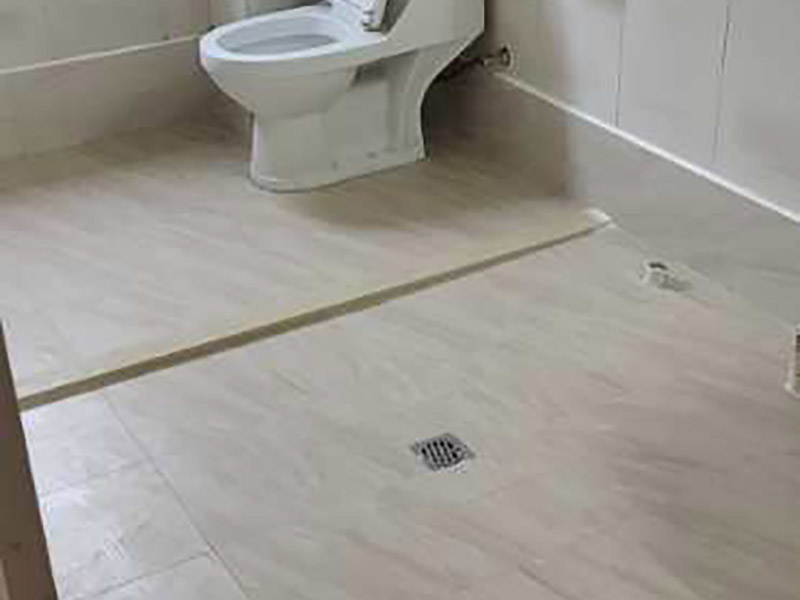 衛(wèi)生間拆除翻新：在敲磚正式開始之前需要做一些準備工作，包括施工用電設(shè)置和施工工具的準備。事前準備做好了，后面的工序才能有條不紊地進行。沖擊電鉆是墻面敲磚的重要工具，與傳統(tǒng)的用手錘和鋼鏨敲擊方式不同，用沖擊電鉆施工方便快捷。沖擊電鉆的鉆頭還可以根據(jù)施工需要自由更換。在敲磚施工過程中，梯子作為輔助的工具，除了有幫助敲墻面上方的瓷磚的作用，還有用來架起臨時插座的作用，以免用電插座和電線被掉下來的瓷磚遮掩或壓壞，造成施工意外。 衛(wèi)生間拆改時，會將原有地磚鑿去，一定要用水泥砂漿將地面找平，然后再做防水處理。這樣可以避免防水涂料因薄厚不均而造成滲漏。衛(wèi)生間墻地面之間的接縫以及上下水管道與地面的接縫處，是最容易出問題的地方，因此在衛(wèi)生間番細膩時要注意接縫處要刷到位，這樣的細節(jié)不容小覷。