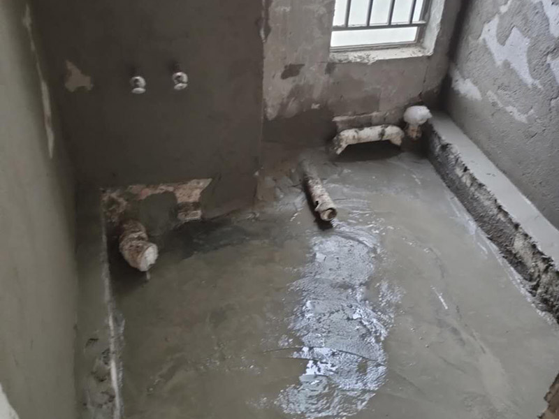 衛(wèi)生間地面防水:1.利用水泥砂漿水泥砂漿或豆石混凝土鋪平坡度。訣竅是：地漏附近坡度大，門口附近坡度小。 2.利用管根密封膏封嚴(yán)管線，管線要穿透樓板根部。刷防水涂料時(shí)可以貼1-2層玻璃絲布加強(qiáng)防水性。 3.墻壁表面打磨成干凈平光沒有顆?；覊m，墻壁與地面的交接區(qū)域注意原角和坡角的設(shè)置。 4.聚氨酯防水涂膜由管根和墻角處開始進(jìn)行涂抹，在常溫下經(jīng)過4小時(shí)放干后，再大面積涂抹和刮刷。注意涂料總厚度大于1. 5毫米，不能有漏刮和鼓泡的不良現(xiàn)象。24小時(shí)后立面涂刷下一層，之后再以垂直的方向進(jìn)行二次涂刷。最后涂膜半固化，拋甩粗砂粒方便與水泥砂漿融合。 5.防水層的設(shè)置與具體區(qū)域有關(guān)。防水地面的防水層應(yīng)高出地面200寬，地面防水層應(yīng)超出衛(wèi)生間門口以外300寬。而又淋浴的衛(wèi)生間墻面防水層則應(yīng)設(shè)置為高出地面1800寬。