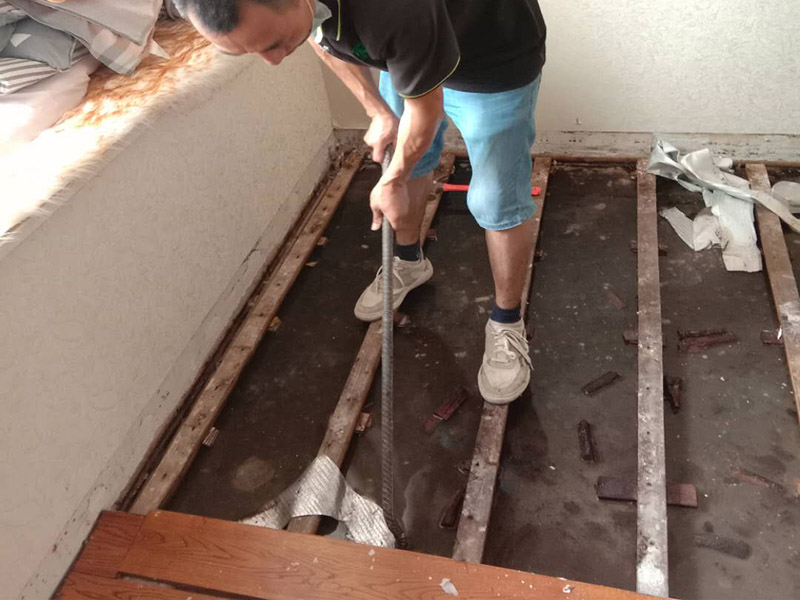 臥室地板鋪貼翻新： 1.舊地板翻新前應(yīng)確保屋內(nèi)的潔凈，搬出屋內(nèi)所有du物品; 2.將地板原有表面打磨掉1-2毫米; 3.然后進(jìn)行刮膩?zhàn)?、上色、上漆、上蠟拋光。舊地板翻新小貼士： 1.需要注意的是，并不是一切地板都可以進(jìn)行翻新，只有地板表層的厚度達(dá)到4毫米或以上的實(shí)木地板、實(shí)木復(fù)合地板和竹地板方可進(jìn)行翻新。因開始的打磨將會(huì)磨掉1-2毫米，太薄的地板易打磨出中間層，影響地板壽命，故在翻新前到銷售商處了解自家地板表層厚度。 2.實(shí)木復(fù)合拼花木塊上的顏色若不是浸透的顏色而是表層著色，又或者是顯色的木皮層比較薄，經(jīng)打磨后將會(huì)破壞其拼花效果，建議不要翻新...