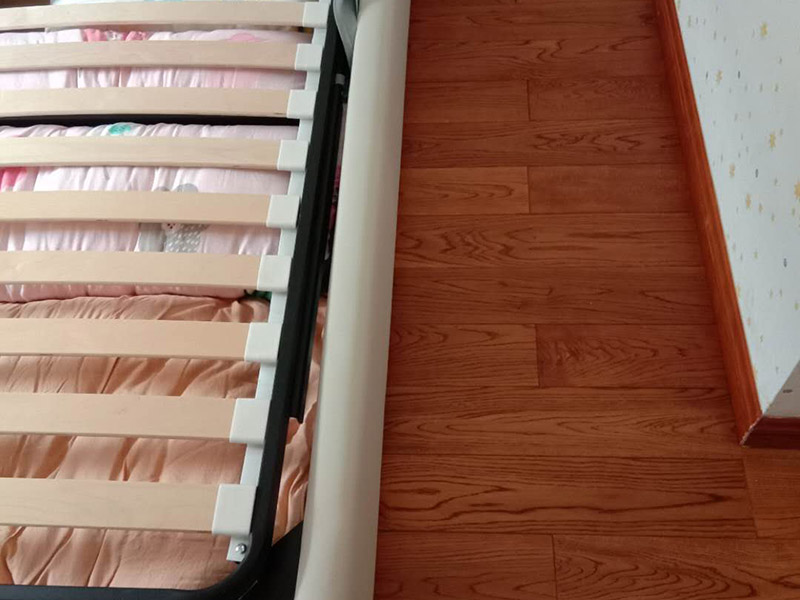 臥室地板鋪貼翻新： 1.舊地板翻新前應(yīng)確保屋內(nèi)的潔凈，搬出屋內(nèi)所有du物品; 2.將地板原有表面打磨掉1-2毫米; 3.然后進(jìn)行刮膩?zhàn)?、上色、上漆、上蠟拋光。舊地板翻新小貼士： 1.需要注意的是，并不是一切地板都可以進(jìn)行翻新，只有地板表層的厚度達(dá)到4毫米或以上的實(shí)木地板、實(shí)木復(fù)合地板和竹地板方可進(jìn)行翻新。因開始的打磨將會(huì)磨掉1-2毫米，太薄的地板易打磨出中間層，影響地板壽命，故在翻新前到銷售商處了解自家地板表層厚度。 2.實(shí)木復(fù)合拼花木塊上的顏色若不是浸透的顏色而是表層著色，又或者是顯色的木皮層比較薄，經(jīng)打磨后將會(huì)破壞其拼花效果，建議不要翻新...