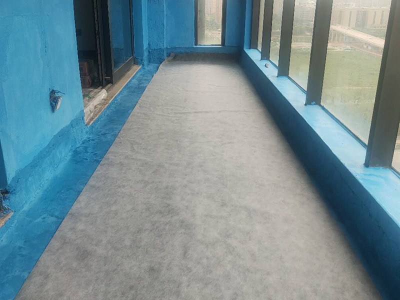 陽臺做防水：陽臺防水涂料的涂刷高度至少需要在30cm以上，如果是放置洗衣機的區(qū)域，需要將防水涂料涂抹得更高些。如果你家的陽臺屬于外露陽臺，為了加強防水效果，最好做得高些，同時防水涂料的厚度需要在1.5mm以上。在暴雨天氣下，如果雨量大于地漏的排水能力時，就會在陽臺地面出現(xiàn)大量積水，容易導(dǎo)致積水進入室內(nèi)，因此我們在選購陽臺地漏的時，最好選擇排水量大且順暢的地漏。 陽臺的防水層都在外層，需要受到陽光暴曬、雨水侵蝕、嚴寒酷暑等自然天氣的考驗，如果沒有出色的性能和良好的保護措施，他的使用年限會大大縮短。因此，我們在選購防水材料時，需要選擇強度高、耐老化的防水涂料。