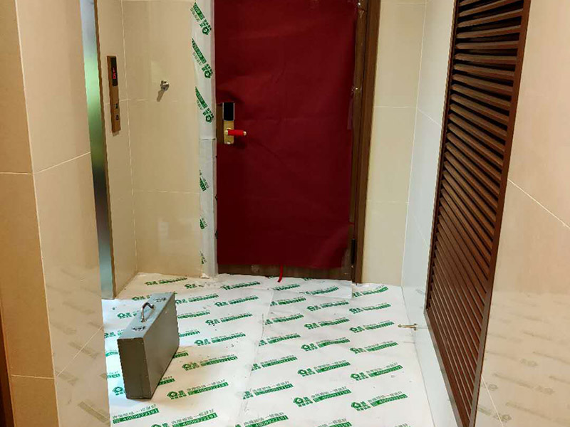 陽臺家具地面保護:門扇安裝完畢后，采用普通塑料保護膜，同時用紙板包裹； 門扇、鎖具安裝完畢后，將門扇鎖緊； 門框下段部分必須用9厘夾板做&ldquo;U&rdquo;型護角保護處理，高度不小于1.5m，護板內(nèi)應加襯泡沫等軟質(zhì)保護，防止擦傷。 安裝完畢后，用塑料布或戶內(nèi)門包裝內(nèi)的PE片材、瓦楞紙板等現(xiàn)有材料對門扇、門套進行包裹、遮蓋保護；嚴禁撞擊門框扇及貼臉；門扇安裝后及時安裝門吸、門鎖； 安裝好的門扇不能長期處于開啟狀態(tài)，嚴禁在門扇懸掛重物；嚴禁硬物碰撞、避免將水弄到門上面； 門框下段部分必須用9厘夾板做&ldquo;U&rdquo;型護角保護處理，高度不小于1.5m，護板內(nèi)應加襯泡沫等軟質(zhì)保護，防止擦傷； 室內(nèi)衛(wèi)生清理干凈后才能將保護膜撕開； 保潔時嚴禁用酒精之類油漆稀釋劑、脫漆松香水、二甲苯、清潔劑等溶液擦拭油漆表面，嚴禁使用鋼絲球和尖的物品以防劃傷油漆表面。