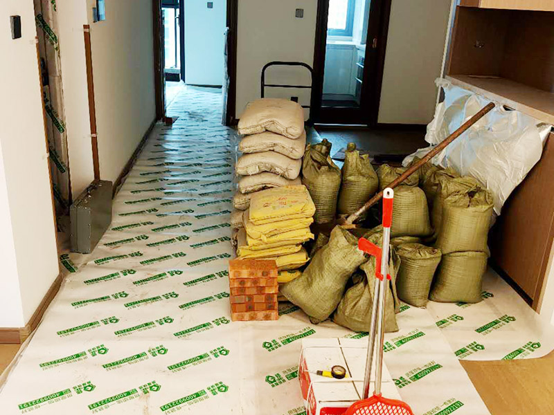 陽臺家具地面保護:門扇安裝完畢后，采用普通塑料保護膜，同時用紙板包裹； 門扇、鎖具安裝完畢后，將門扇鎖緊； 門框下段部分必須用9厘夾板做&ldquo;U&rdquo;型護角保護處理，高度不小于1.5m，護板內(nèi)應加襯泡沫等軟質(zhì)保護，防止擦傷。 安裝完畢后，用塑料布或戶內(nèi)門包裝內(nèi)的PE片材、瓦楞紙板等現(xiàn)有材料對門扇、門套進行包裹、遮蓋保護；嚴禁撞擊門框扇及貼臉；門扇安裝后及時安裝門吸、門鎖； 安裝好的門扇不能長期處于開啟狀態(tài)，嚴禁在門扇懸掛重物；嚴禁硬物碰撞、避免將水弄到門上面； 門框下段部分必須用9厘夾板做&ldquo;U&rdquo;型護角保護處理，高度不小于1.5m，護板內(nèi)應加襯泡沫等軟質(zhì)保護，防止擦傷； 室內(nèi)衛(wèi)生清理干凈后才能將保護膜撕開； 保潔時嚴禁用酒精之類油漆稀釋劑、脫漆松香水、二甲苯、清潔劑等溶液擦拭油漆表面，嚴禁使用鋼絲球和尖的物品以防劃傷油漆表面。