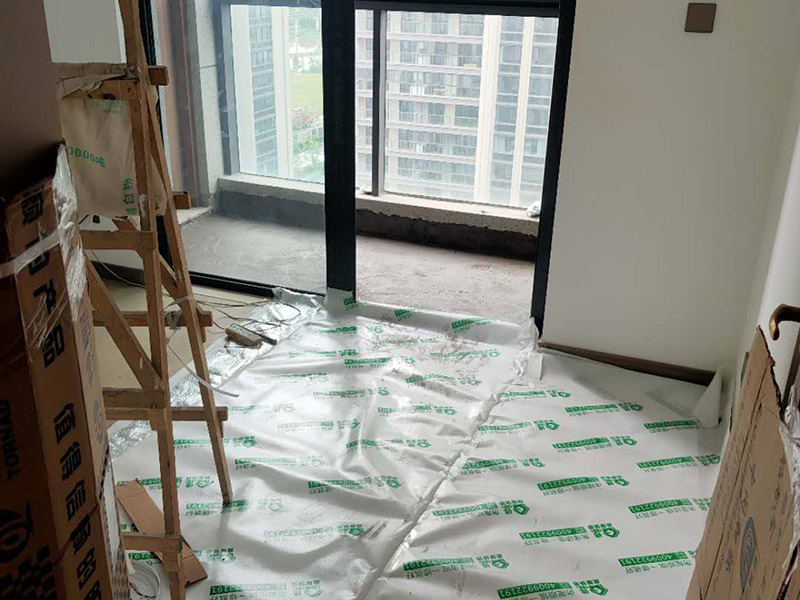 陽臺家具地面保護:門扇安裝完畢后，采用普通塑料保護膜，同時用紙板包裹； 門扇、鎖具安裝完畢后，將門扇鎖緊； 門框下段部分必須用9厘夾板做&ldquo;U&rdquo;型護角保護處理，高度不小于1.5m，護板內(nèi)應加襯泡沫等軟質(zhì)保護，防止擦傷。 安裝完畢后，用塑料布或戶內(nèi)門包裝內(nèi)的PE片材、瓦楞紙板等現(xiàn)有材料對門扇、門套進行包裹、遮蓋保護；嚴禁撞擊門框扇及貼臉；門扇安裝后及時安裝門吸、門鎖； 安裝好的門扇不能長期處于開啟狀態(tài)，嚴禁在門扇懸掛重物；嚴禁硬物碰撞、避免將水弄到門上面； 門框下段部分必須用9厘夾板做&ldquo;U&rdquo;型護角保護處理，高度不小于1.5m，護板內(nèi)應加襯泡沫等軟質(zhì)保護，防止擦傷； 室內(nèi)衛(wèi)生清理干凈后才能將保護膜撕開； 保潔時嚴禁用酒精之類油漆稀釋劑、脫漆松香水、二甲苯、清潔劑等溶液擦拭油漆表面，嚴禁使用鋼絲球和尖的物品以防劃傷油漆表面。