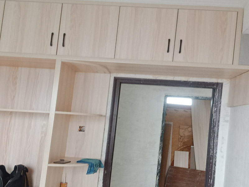 定制衣柜安裝：1、在安裝的過(guò)程中要做好監(jiān)督工作，注意對(duì)家中其他位置的保護(hù)，尤其是地板、門(mén)套、門(mén)、墻紙、燈具等，避免受到剮蹭等問(wèn)題，同時(shí)也要防止衣柜本身受到損壞。 2、拉手和把手等五金件的安裝要注意以最適合家人的高度和位置，不要光圖美觀好看。比如吊柜或者增高柜的把手一定要安裝在門(mén)的下面，地柜、寫(xiě)字臺(tái)的小柜，一定要放在上面。 3、注意保持衛(wèi)生，如果您是更換家里的舊家具，這一點(diǎn)就尤為重要。定制家具不同于成品家具，很多東西是在家中安裝完成的，必然要有一些打孔、切割等工作，所以會(huì)產(chǎn)生一些鋸末和灰塵。