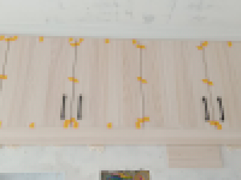 定制衣柜安裝：1、在安裝的過(guò)程中要做好監(jiān)督工作，注意對(duì)家中其他位置的保護(hù)，尤其是地板、門(mén)套、門(mén)、墻紙、燈具等，避免受到剮蹭等問(wèn)題，同時(shí)也要防止衣柜本身受到損壞。 2、拉手和把手等五金件的安裝要注意以最適合家人的高度和位置，不要光圖美觀好看。比如吊柜或者增高柜的把手一定要安裝在門(mén)的下面，地柜、寫(xiě)字臺(tái)的小柜，一定要放在上面。 3、注意保持衛(wèi)生，如果您是更換家里的舊家具，這一點(diǎn)就尤為重要。定制家具不同于成品家具，很多東西是在家中安裝完成的，必然要有一些打孔、切割等工作，所以會(huì)產(chǎn)生一些鋸末和灰塵。