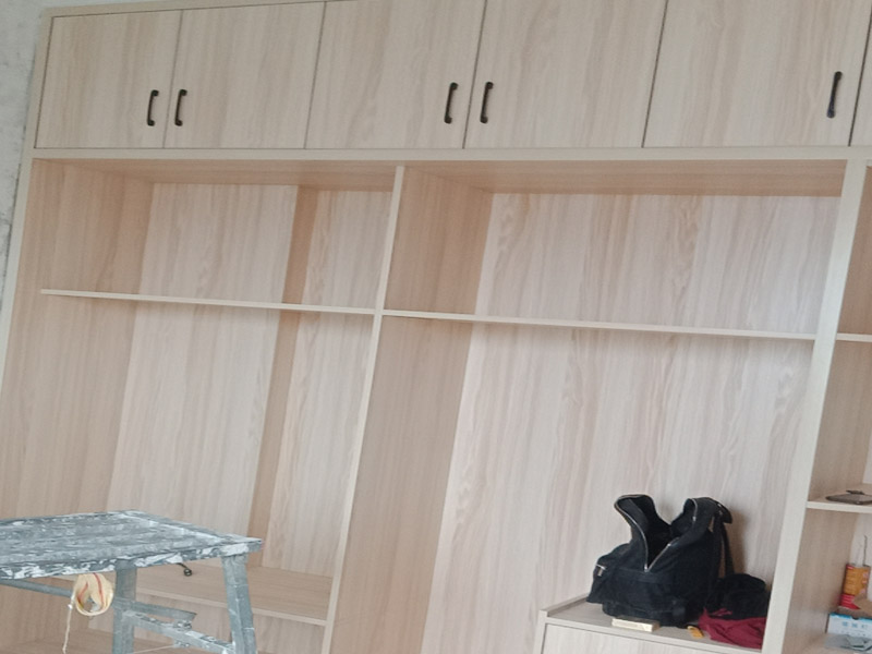 定制衣柜安裝：1、在安裝的過(guò)程中要做好監(jiān)督工作，注意對(duì)家中其他位置的保護(hù)，尤其是地板、門(mén)套、門(mén)、墻紙、燈具等，避免受到剮蹭等問(wèn)題，同時(shí)也要防止衣柜本身受到損壞。 2、拉手和把手等五金件的安裝要注意以最適合家人的高度和位置，不要光圖美觀好看。比如吊柜或者增高柜的把手一定要安裝在門(mén)的下面，地柜、寫(xiě)字臺(tái)的小柜，一定要放在上面。 3、注意保持衛(wèi)生，如果您是更換家里的舊家具，這一點(diǎn)就尤為重要。定制家具不同于成品家具，很多東西是在家中安裝完成的，必然要有一些打孔、切割等工作，所以會(huì)產(chǎn)生一些鋸末和灰塵。