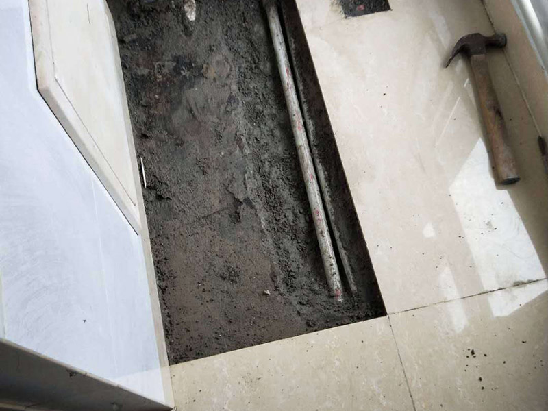 暗管維修瓷磚修復(fù)：暗水管漏水要找到漏水點(diǎn)并不是一件容易的事。由于是墻體里水管漏水，有時(shí)候墻面基層或者貼有瓷磚的墻面防水性較好，暗水管漏水可能會(huì)隨著管壁洇到其他地方，所以有時(shí)候我們看到的墻面被浸濕的地方，并不一定百分之百就是暗水管漏水的地方。 找到墻體里水管漏水的漏水點(diǎn)之后，就需要對(duì)漏水的管道進(jìn)行更換維修。首先需要將暗水管漏水點(diǎn)的墻面開鑿，開鑿時(shí)注意對(duì)家具地板進(jìn)行成品保護(hù)。開鑿之后找到管道漏水的地方，將管道上開鑿的粉塵清理干凈。 將損壞管道割斷，注意然后用接口套住，將備換的新管對(duì)準(zhǔn)接口口子，注意要對(duì)直。然后用熱熔器對(duì)新管道進(jìn)行熱熔連接。連接好之后注意使用防水膠對(duì)管道及管槽進(jìn)行防水處理。