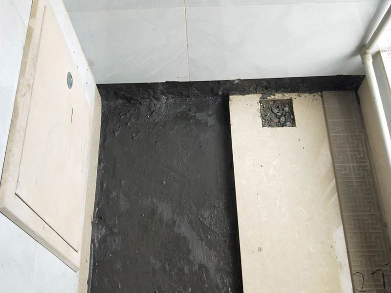 暗管維修瓷磚修復(fù)：暗水管漏水要找到漏水點(diǎn)并不是一件容易的事。由于是墻體里水管漏水，有時(shí)候墻面基層或者貼有瓷磚的墻面防水性較好，暗水管漏水可能會(huì)隨著管壁洇到其他地方，所以有時(shí)候我們看到的墻面被浸濕的地方，并不一定百分之百就是暗水管漏水的地方。 找到墻體里水管漏水的漏水點(diǎn)之后，就需要對(duì)漏水的管道進(jìn)行更換維修。首先需要將暗水管漏水點(diǎn)的墻面開鑿，開鑿時(shí)注意對(duì)家具地板進(jìn)行成品保護(hù)。開鑿之后找到管道漏水的地方，將管道上開鑿的粉塵清理干凈。 將損壞管道割斷，注意然后用接口套住，將備換的新管對(duì)準(zhǔn)接口口子，注意要對(duì)直。然后用熱熔器對(duì)新管道進(jìn)行熱熔連接。連接好之后注意使用防水膠對(duì)管道及管槽進(jìn)行防水處理。