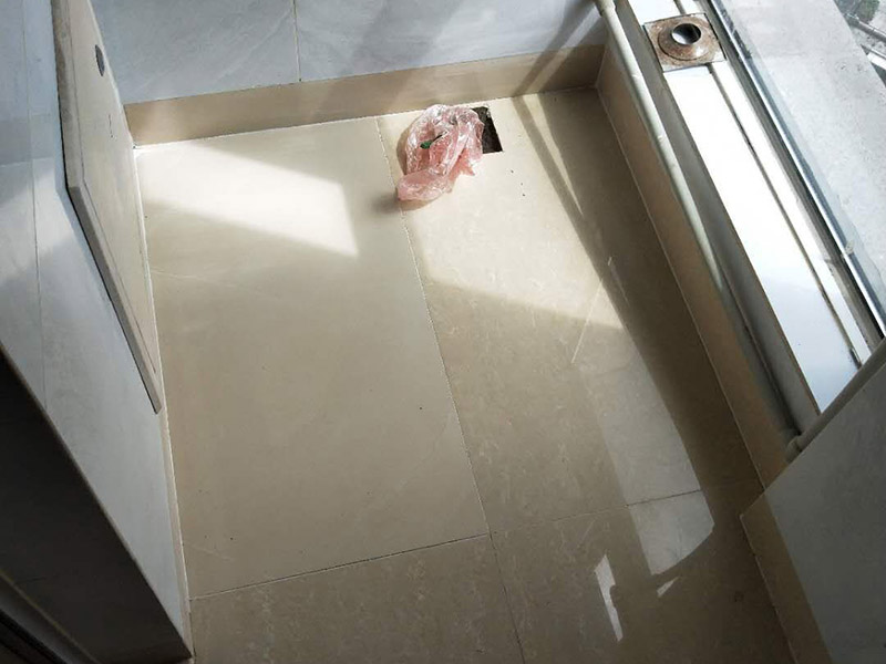 暗管維修瓷磚修復(fù)：暗水管漏水要找到漏水點(diǎn)并不是一件容易的事。由于是墻體里水管漏水，有時(shí)候墻面基層或者貼有瓷磚的墻面防水性較好，暗水管漏水可能會(huì)隨著管壁洇到其他地方，所以有時(shí)候我們看到的墻面被浸濕的地方，并不一定百分之百就是暗水管漏水的地方。 找到墻體里水管漏水的漏水點(diǎn)之后，就需要對(duì)漏水的管道進(jìn)行更換維修。首先需要將暗水管漏水點(diǎn)的墻面開鑿，開鑿時(shí)注意對(duì)家具地板進(jìn)行成品保護(hù)。開鑿之后找到管道漏水的地方，將管道上開鑿的粉塵清理干凈。 將損壞管道割斷，注意然后用接口套住，將備換的新管對(duì)準(zhǔn)接口口子，注意要對(duì)直。然后用熱熔器對(duì)新管道進(jìn)行熱熔連接。連接好之后注意使用防水膠對(duì)管道及管槽進(jìn)行防水處理。