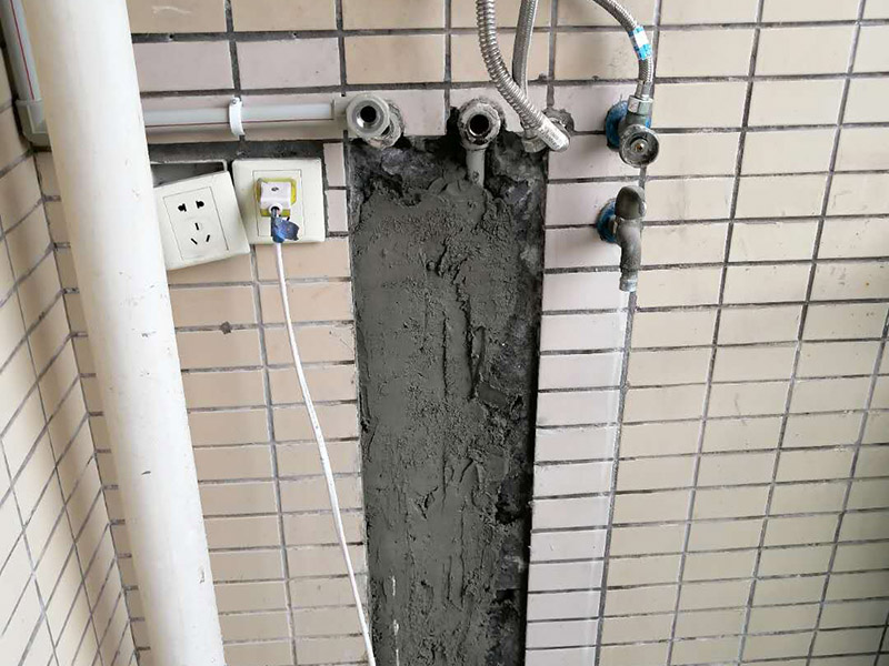 熱水管更換修復(fù)：先斷電后取下機(jī)殼右端維修蓋,并用手機(jī)拍照保存連接線的接線方法。用鉗子等工具拔掉電路的高溫連接線。用扳手取下發(fā)熱管蓋板的五顆螺帽后逆時(shí)針旋轉(zhuǎn)蓋子即可取下發(fā)熱管。將新的發(fā)熱管**密封圈。裝回螺絲的時(shí)候要對(duì)角固定，否則安裝不平造成漏水。注意：發(fā)熱管折彎一端必須朝向水嘴一方，不然會(huì)造成熱水量不足。
