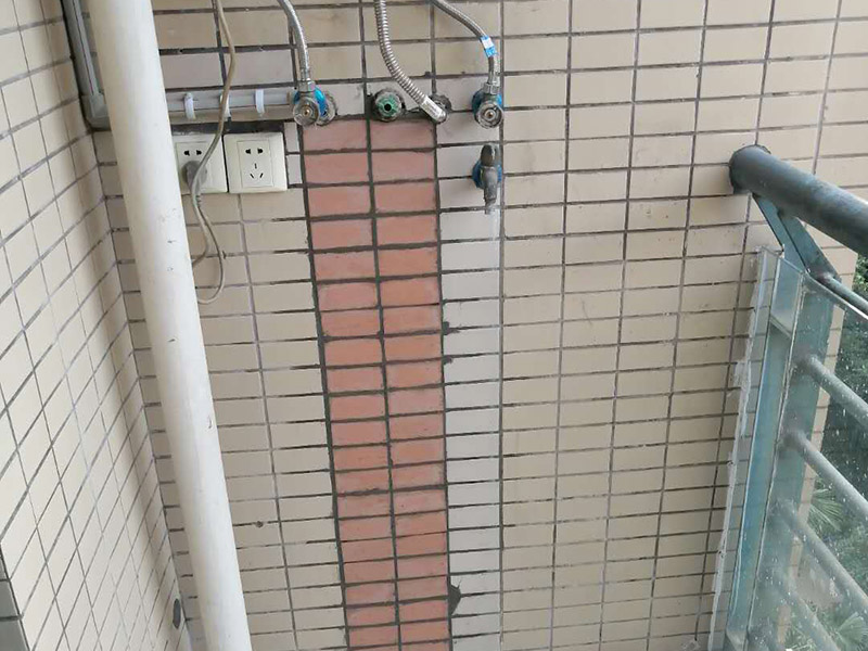 熱水管更換修復(fù)：先斷電后取下機(jī)殼右端維修蓋,并用手機(jī)拍照保存連接線的接線方法。用鉗子等工具拔掉電路的高溫連接線。用扳手取下發(fā)熱管蓋板的五顆螺帽后逆時(shí)針旋轉(zhuǎn)蓋子即可取下發(fā)熱管。將新的發(fā)熱管**密封圈。裝回螺絲的時(shí)候要對(duì)角固定，否則安裝不平造成漏水。注意：發(fā)熱管折彎一端必須朝向水嘴一方，不然會(huì)造成熱水量不足。