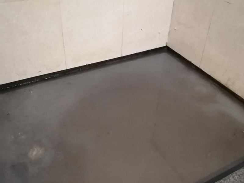 淋浴房防水貼磚：裝修之前要做試水實驗，就是將各洞口臨時封堵，在房間內(nèi)放上2-3CM深的水，靜置1-2天。如果漏或者無法檢查滲漏情況，建議自己重新做一遍防水。將買回來的聚氨酯按說明均勻的涂在淋浴間的地面和墻上。馬桶污水管管口、地漏口等干了之后再涂刷1-2遍，這些地方防水穩(wěn)固了，確保明水直接流過不會在這些薄弱部位發(fā)生滲漏。而JS的使用要2遍，并且二遍的刷涂方向要垂直。等保護層達到強度后，再次做試水實驗。堵住落水口，放入2-3CM的水。觀察不滲漏情況即可。