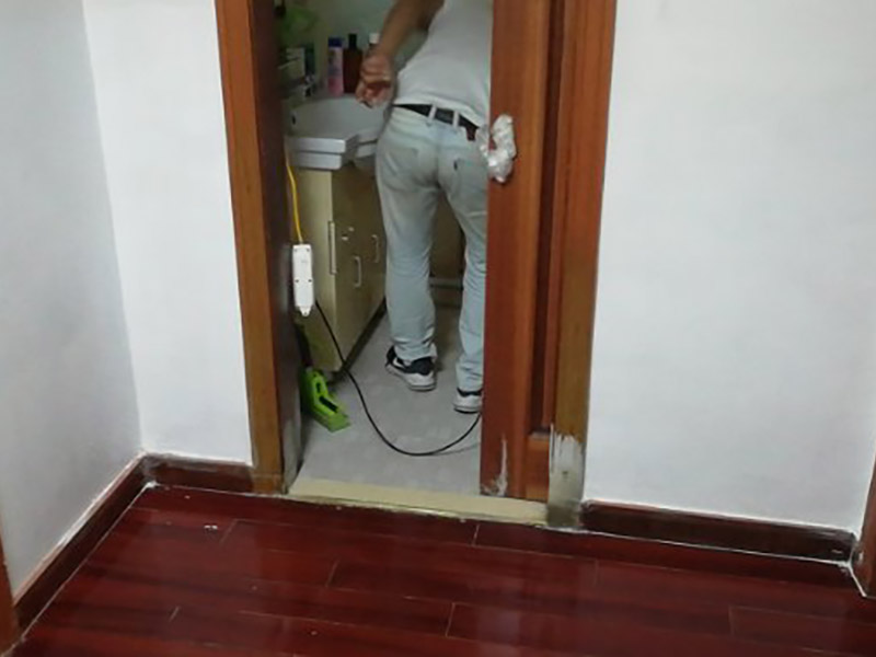 墻面局部改造維修：舊墻的清潔主要是對墻面原有的裝修和裝飾進行清除。一般為對乳膠漆和膩子層、木裝修、墻紙等的清除。如果是較新的墻面,墻體的耐水膩子可以不必完全鏟除,可以在用鋼刷和砂紙進行打磨后，用乳膠漆重新涂刷。較老舊的要完全鏟除,重新刷上膩子。墻面底漆的涂刷是為了抗堿防潮、封固基材同時對于面漆的質感與遮蓋力也有所提高。對于墻面局部翻新工程，底漆是十分必要的,如果忽略了刷底漆，直接使用面漆的話,一段時間后墻面容易出現起泡、發(fā)霉等現象。