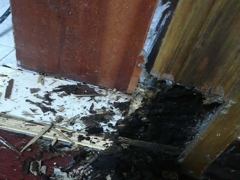 墻面局部改造維修：舊墻的清潔主要是對墻面原有的裝修和裝飾進行清除。一般為對乳膠漆和膩子層、木裝修、墻紙等的清除。如果是較新的墻面,墻體的耐水膩子可以不必完全鏟除,可以在用鋼刷和砂紙進行打磨后，用乳膠漆重新涂刷。較老舊的要完全鏟除,重新刷上膩子。墻面底漆的涂刷是為了抗堿防潮、封固基材同時對于面漆的質感與遮蓋力也有所提高。對于墻面局部翻新工程，底漆是十分必要的,如果忽略了刷底漆，直接使用面漆的話,一段時間后墻面容易出現起泡、發(fā)霉等現象。