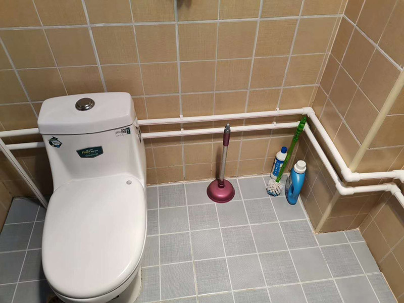 衛(wèi)生間水管更換：安裝PP-R管道最好找專業(yè)公司，不管你的裝修多么豪華高檔，如果你在這方面不舍得用錢就不劃算了。往往管道的暴裂或者堵塞，都會(huì)造成水管本身價(jià)格數(shù)十倍、數(shù)百倍甚至不可估量的后果。 選擇一種健康環(huán)保合資格的給水管材。目前大多住宅裝修的水管主要分為：UPVC管、PPR管、襯PVC鍍鋅鋼管、鋁塑管、銅管和不銹鋼管幾類。 安裝后一定要進(jìn)行增壓測(cè)試。增壓測(cè)試一般是在1.5倍水壓的情況下進(jìn)行,在測(cè)試中應(yīng)沒有漏水現(xiàn)象。 選擇給水管道的敷設(shè)方式。管道的敷設(shè)分為明裝和暗裝，但哪種安裝方式更適合室內(nèi)給水管道的敷設(shè)呢?明裝是管道在室內(nèi)沿墻、梁、柱、天花板下、地板旁外露敷設(shè)，其優(yōu)點(diǎn)是造價(jià)低、施工安裝和維護(hù)修理均方便。缺點(diǎn)是由于管道表面積灰、產(chǎn)生凝水等，影響環(huán)境衛(wèi)生。暗裝是管道在房?jī)?nèi)的地面、吊頂下或在管井、管槽、管溝中隱蔽敷設(shè),暗裝的優(yōu)點(diǎn)是衛(wèi)生條件較好、美觀。缺點(diǎn)是工程投資費(fèi)用高，施工和維修均不方便。由于它是隱蔽工程，如果選用的飲用水管或施工出現(xiàn)問(wèn)題而導(dǎo)致漏水，那后果較為嚴(yán)重，全新裝修可能毀于一旦。 