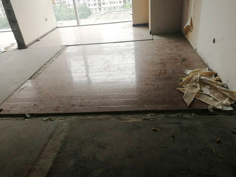 老房子舊地板拆除:如果家中地面鋪設(shè)是復(fù)合木地板，那其拆除的工藝相對而言就會比較簡單。首先要把要拆除地面的家具移到別處，然后再用平口螺絲刀把踢腳線撬開，再順著踢腳線邊緣把墻角的地板撬開并拆掉。拆除時(shí)，這塊地板可能會破損，但是其它地板就不會破損，還可以完整拆除。如果復(fù)合地板帶有鎖扣結(jié)構(gòu)，那拆除時(shí)就要順應(yīng)地板的長邊抽出，這樣拆除會比較輕松。然后再把地板下防潮氈揭開，這時(shí)底層可能會有些潮濕，所以要打開窗戶通風(fēng)，讓其地面干燥后方可鋪設(shè)新地板。 如果家中鋪設(shè)的是實(shí)木地板，那拆除工藝就會比較負(fù)責(zé)。要先拆除踢腳線，然后再從墻角邊緣開始拆除，還要使用到起釘錘，用這個把木地板撬起抽出。因?yàn)閷?shí)木地板安裝時(shí)，是安裝在木龍骨上的，所以在撬起木地板時(shí)會有一定的彈性，施工難度比較大，而且還不能使用切割機(jī)。因?yàn)槭褂们懈顧C(jī)的話，會破壞地面，還會和固定木龍骨的膨脹螺栓產(chǎn)生火花。