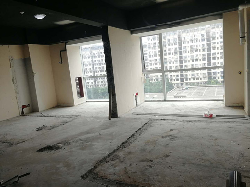 老房子舊地板拆除:如果家中地面鋪設(shè)是復(fù)合木地板，那其拆除的工藝相對而言就會比較簡單。首先要把要拆除地面的家具移到別處，然后再用平口螺絲刀把踢腳線撬開，再順著踢腳線邊緣把墻角的地板撬開并拆掉。拆除時(shí)，這塊地板可能會破損，但是其它地板就不會破損，還可以完整拆除。如果復(fù)合地板帶有鎖扣結(jié)構(gòu)，那拆除時(shí)就要順應(yīng)地板的長邊抽出，這樣拆除會比較輕松。然后再把地板下防潮氈揭開，這時(shí)底層可能會有些潮濕，所以要打開窗戶通風(fēng)，讓其地面干燥后方可鋪設(shè)新地板。 如果家中鋪設(shè)的是實(shí)木地板，那拆除工藝就會比較負(fù)責(zé)。要先拆除踢腳線，然后再從墻角邊緣開始拆除，還要使用到起釘錘，用這個把木地板撬起抽出。因?yàn)閷?shí)木地板安裝時(shí)，是安裝在木龍骨上的，所以在撬起木地板時(shí)會有一定的彈性，施工難度比較大，而且還不能使用切割機(jī)。因?yàn)槭褂们懈顧C(jī)的話，會破壞地面，還會和固定木龍骨的膨脹螺栓產(chǎn)生火花。