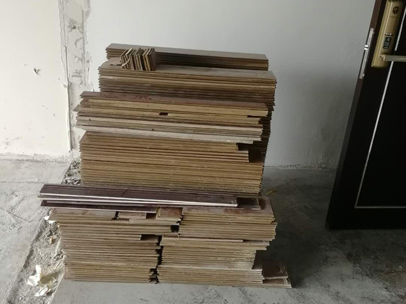 老房子舊地板拆除:如果家中地面鋪設(shè)是復(fù)合木地板，那其拆除的工藝相對而言就會比較簡單。首先要把要拆除地面的家具移到別處，然后再用平口螺絲刀把踢腳線撬開，再順著踢腳線邊緣把墻角的地板撬開并拆掉。拆除時(shí)，這塊地板可能會破損，但是其它地板就不會破損，還可以完整拆除。如果復(fù)合地板帶有鎖扣結(jié)構(gòu)，那拆除時(shí)就要順應(yīng)地板的長邊抽出，這樣拆除會比較輕松。然后再把地板下防潮氈揭開，這時(shí)底層可能會有些潮濕，所以要打開窗戶通風(fēng)，讓其地面干燥后方可鋪設(shè)新地板。 如果家中鋪設(shè)的是實(shí)木地板，那拆除工藝就會比較負(fù)責(zé)。要先拆除踢腳線，然后再從墻角邊緣開始拆除，還要使用到起釘錘，用這個把木地板撬起抽出。因?yàn)閷?shí)木地板安裝時(shí)，是安裝在木龍骨上的，所以在撬起木地板時(shí)會有一定的彈性，施工難度比較大，而且還不能使用切割機(jī)。因?yàn)槭褂们懈顧C(jī)的話，會破壞地面，還會和固定木龍骨的膨脹螺栓產(chǎn)生火花。