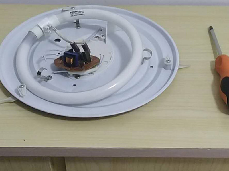 吸頂燈安裝維修：1、拆開吸頂燈包裝，將底座上自帶的線頭去掉;2、把燈管取出來以防在安裝過程中不慎掉落(吸頂燈一般自帶燈源);3、燈管拆下來之后，將吸頂燈底座放在天花板上，畫出燈孔的位置;4、標(biāo)記好孔的位置之后，在天花板上鉆孔，鉆孔的實(shí)際大小需要參照吸頂燈上燈孔的大小來確定;5、鉆好孔之后打入膠體，用以固定螺絲釘;6、把底座裝上去，轉(zhuǎn)個(gè)角度，帶緊螺絲7、斷開室內(nèi)電源，接線，然后把燈管裝回8、仔細(xì)檢查燈具安裝及線路連接是否正確規(guī)范，接線是否牢固;9、通電測試燈具是否可以正常通電，確認(rèn)燈具運(yùn)行狀況，10、蓋好燈罩、完工