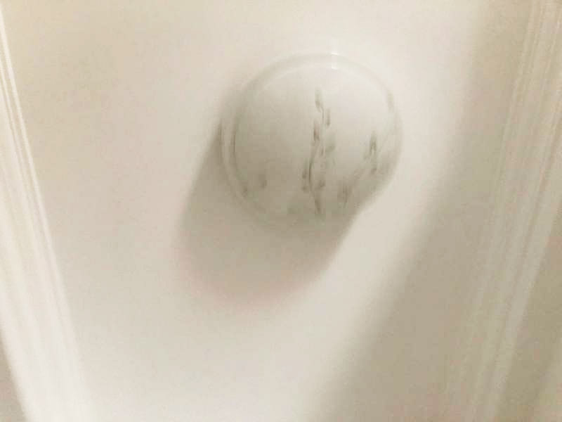 吸頂燈安裝維修：1、拆開吸頂燈包裝，將底座上自帶的線頭去掉;2、把燈管取出來以防在安裝過程中不慎掉落(吸頂燈一般自帶燈源);3、燈管拆下來之后，將吸頂燈底座放在天花板上，畫出燈孔的位置;4、標(biāo)記好孔的位置之后，在天花板上鉆孔，鉆孔的實(shí)際大小需要參照吸頂燈上燈孔的大小來確定;5、鉆好孔之后打入膠體，用以固定螺絲釘;6、把底座裝上去，轉(zhuǎn)個(gè)角度，帶緊螺絲7、斷開室內(nèi)電源，接線，然后把燈管裝回8、仔細(xì)檢查燈具安裝及線路連接是否正確規(guī)范，接線是否牢固;9、通電測試燈具是否可以正常通電，確認(rèn)燈具運(yùn)行狀況，10、蓋好燈罩、完工