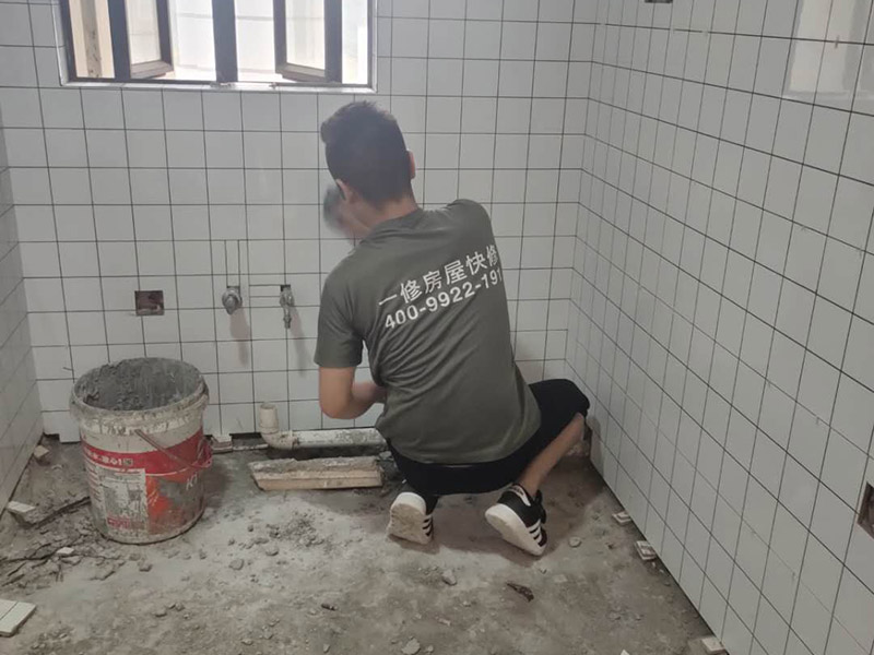 廚房小方磚鋪貼：鋪貼前，先將所鋪平面表面的塵土、雜物等徹底清掃干凈，平面不能有空鼓、開裂和起砂等現(xiàn)象，如果存在這些現(xiàn)象，要先進(jìn)行修復(fù)處理，在鋪設(shè)瓷磚。鋪設(shè)墻磚施工前，要先在墻體四周彈出標(biāo)高控制線。鋪設(shè)地磚施工前，要先在地面彈出十字線，從而控制地磚分隔尺寸。瓷磚的鋪貼，要選用1:3干硬性水泥砂漿，砂漿的厚度要在25mm左右。把瓷磚按照要求放在水泥砂漿上，用橡皮錘輕輕敲擊瓷磚的表面，直至瓷磚鋪貼平整。鋪貼完瓷磚后，要進(jìn)行勾縫處理，先清理干凈瓷磚縫隙里的雜質(zhì)，再用專用填縫劑進(jìn)行勾縫處理。鋪貼瓷磚的過程中，可以一邊鋪貼，一邊進(jìn)行簡單的清理。在鋪貼完24小時(shí)后，再用棉布等對(duì)瓷磚的表面再進(jìn)行一次清理。